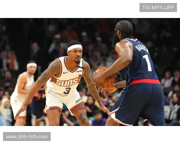 比尔赛季报销后首次现身快船训练场指导年轻球员